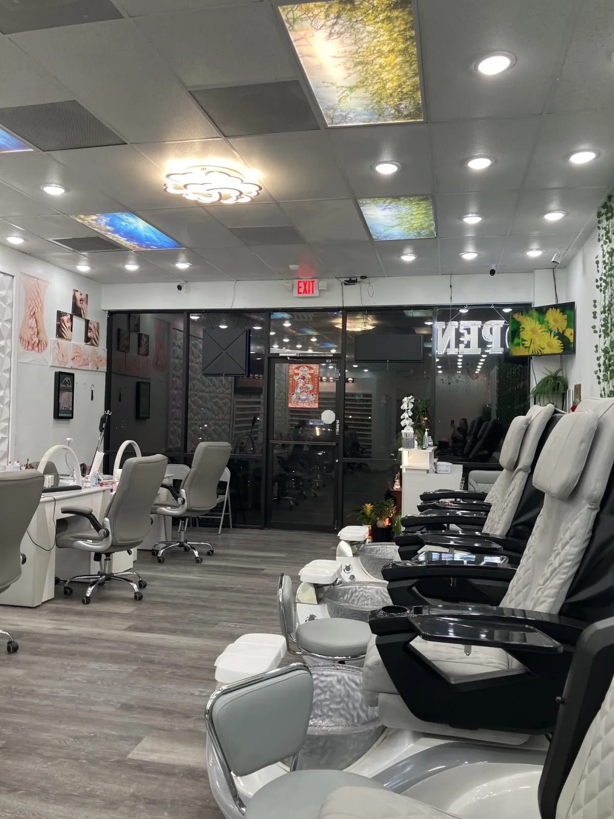 Sphere Nails Bar — photo 1 of 2